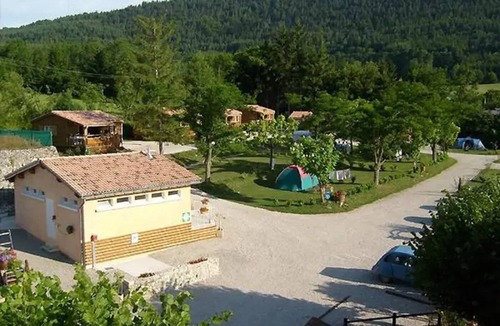 Roquefeuil Ski Chalet | ZEcamping 3 étoiles pataugeoire piscine chiens acceptés chalet TV 28m2