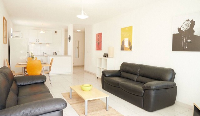 2-Bedrm Center Old Antibes. AirCon. Top-floor. Terasse. 3 Mins to Beach, Train.