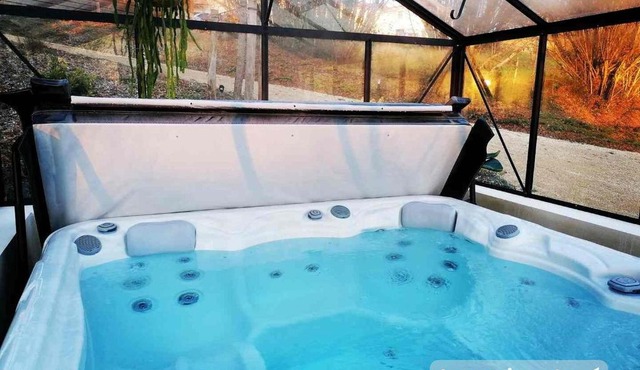 2 Chalets indépendants 5 personnes et 2 personnes accès PMR en pleine nature, climatisés Proche du Puy duFou