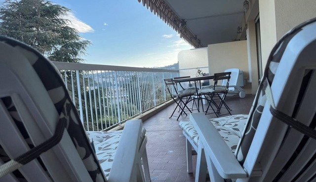 2 Pièces au Calme Dans la Verdure Avec Grande Terrasse et Piscine
