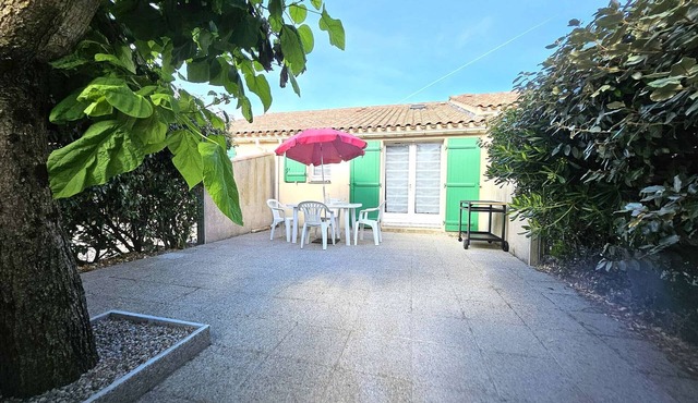 2-room house 200m from sea with heated pool