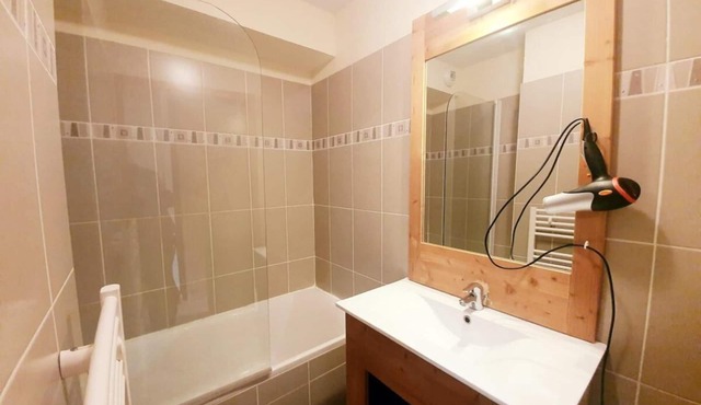 200m from shops, 2nd floor, swimming pool, balcony, parking, tv, ski locker, 32m², Vars