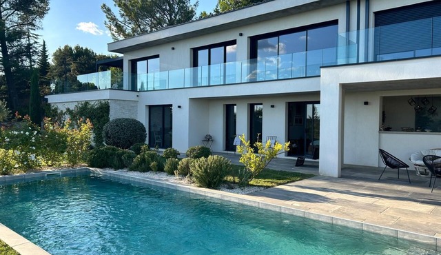 240m2 house, swimming pool, exceptional view of the Luberon and Alpilles mountains