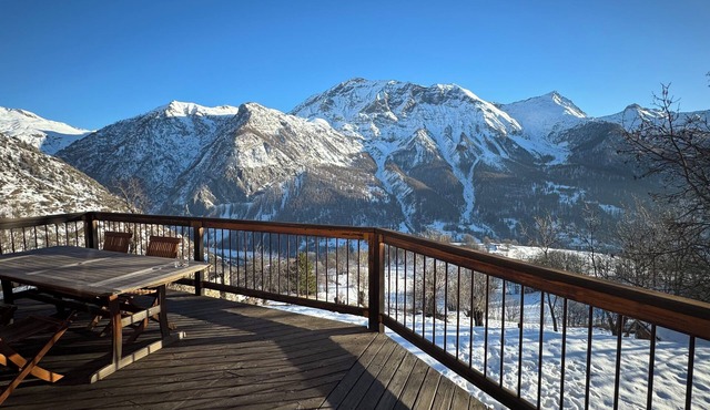 250m2 family chalet, sleeps 12. Panoramic view, private south-facing garden