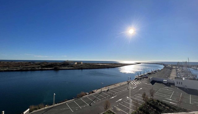 2BR with terrace, parking, and sea view for 6 in Valras-Plage
