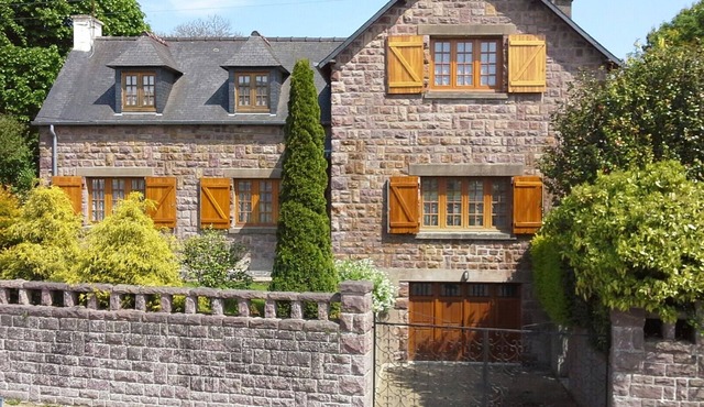 3-bedroom family home, sleeps 7, 1,800 m² enclosed garden with trees, beaches 10 minutes away