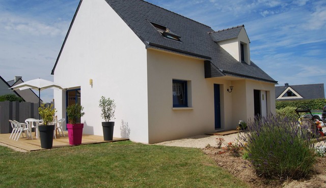 3-star seaside villa, sleeps 7, 150 m from the beach and the GR34 trail. Large, enclosed garden