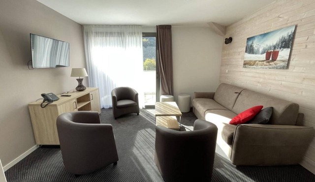 80m from resort center, 4th floor, view resort/mountain, swimming pool, tv, ski locker, 74m²
