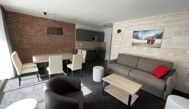 80m from resort center, 2nd floor, view ski slopes, swimming pool, balcony, tv, ski locker, 61m²