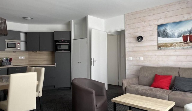 80m from resort center, 2nd floor, view resort, swimming pool, balcony, tv, ski locker, 61m²