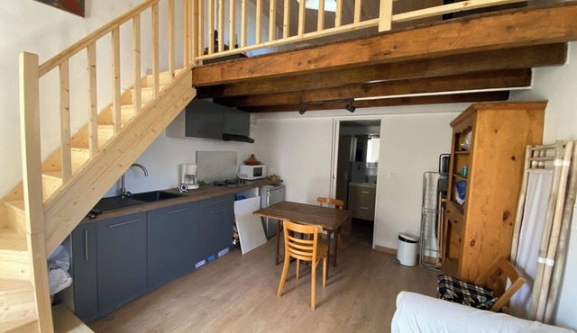 A 30-square-meter studio apartment in a quiet family home, 10 minutes from the sea