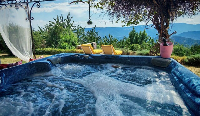 A getaway in the heart of nature—private pool and hot tub, breathtaking views, a haven of peace!