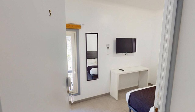 Air-conditioned room with communal access - 2 guests