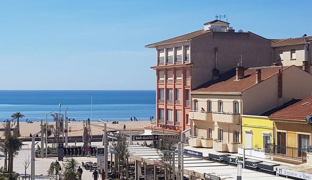 Air-conditioned studio, balcony, near beach and shops