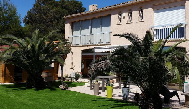 Air-conditioned villa with spa garden 8/10 persons