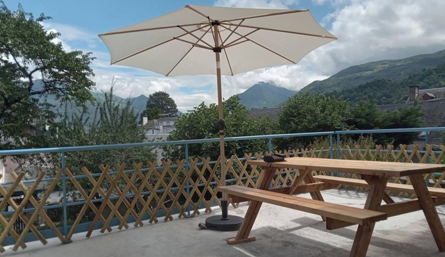 Apartment at the foot of the Pyrenees with a large terrace overlooking the mountains