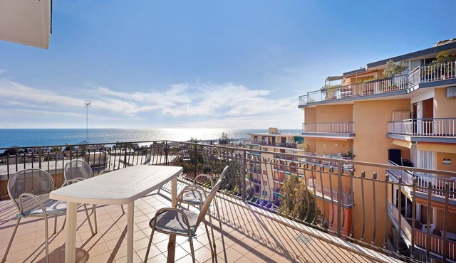 Apartment 'Bellevue' with sea view and private terrace