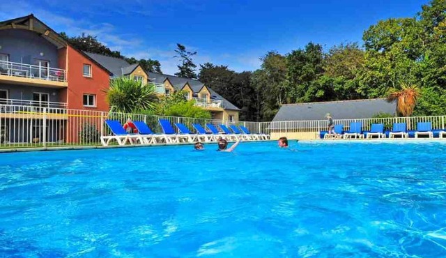 Apartment for 6 people with swimming pools and near the beach