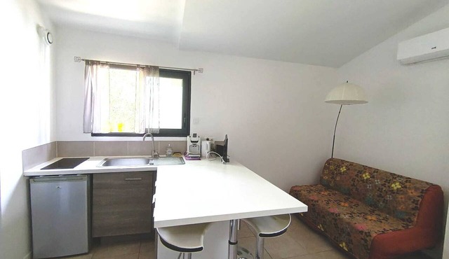 Apartment, free parking and Avignon outdoor courtyard.