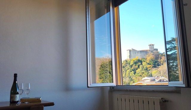 Apartment overlooking lake and Rocca Bellavi(s)ta Angera
