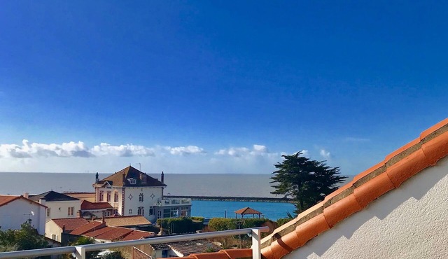 Apartment with beautiful south facing terrace, on the Grande Plage 10 minutes from Pornic