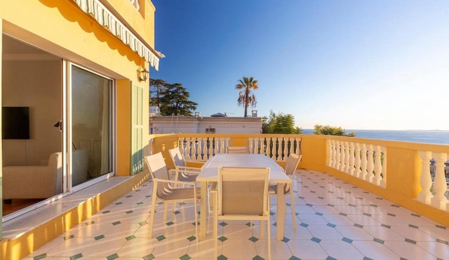 Apartment with large terrace & sea view over Nice