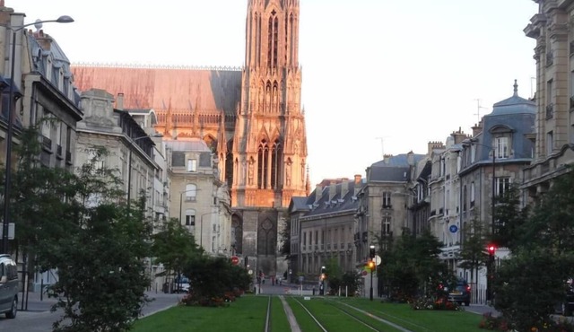 Appart' hyper center Reims 70€, Parking Box Privé 4 pers,