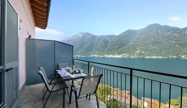 Appartamento "7 Il Tornante" with Lake & Mountain Views, Wi-Fi, A/C & Balcony