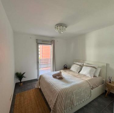 Appartement moderne avec terrasse, parking et clim