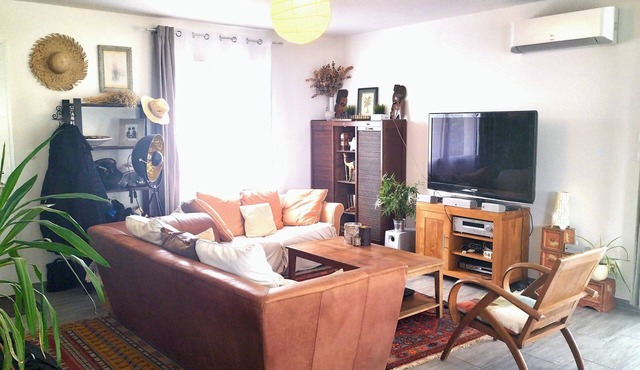 At the foot of the hill, 2 min from the river (Sorgue), 5 min from Isle sur Sorgue!