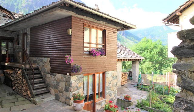 Baus's Cabins. A mountain cabin in the village—warm, cozy, and offering breathtaking views.