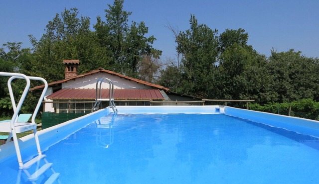 Beautiful apartment in villa for 6 guests with pool, WIFI, TV, patio and pets allowed