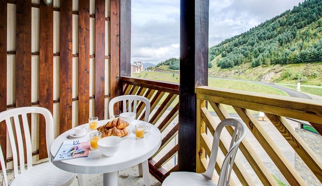 Beautiful apartment for 4 people with WIFI, pool, TV, balcony and parking