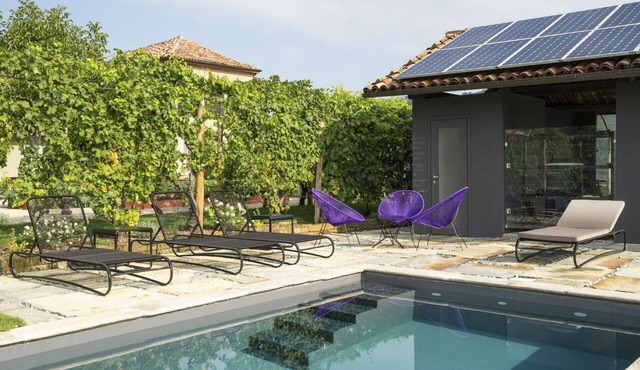 Beautiful villa with WIFI, private pool, TV, terrace and panoramic view, close to Asti