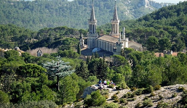 Beautiful vacation home in the charming village of Aramon, near Avignon and the Alpilles.