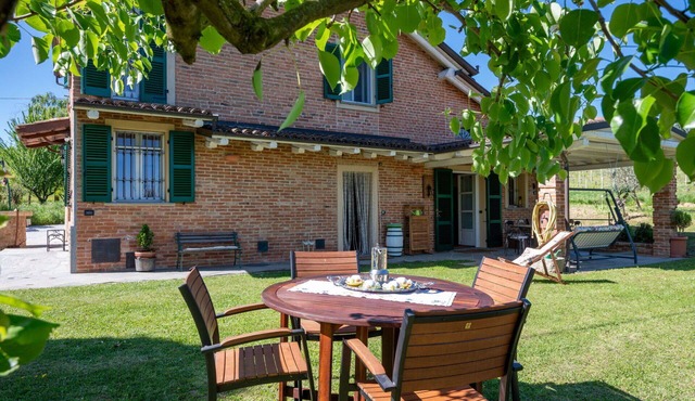 Beautiful villa for 4 guests with WIFI, TV, patio and pets allowed