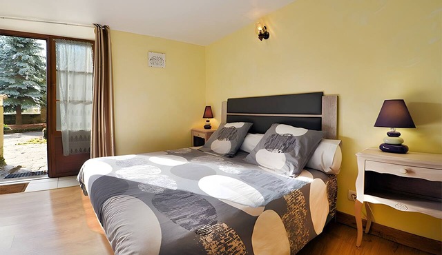 Bed and Breakfast 'Chambre La Paille' with Mountain View, Shared Pool and Wi-Fi