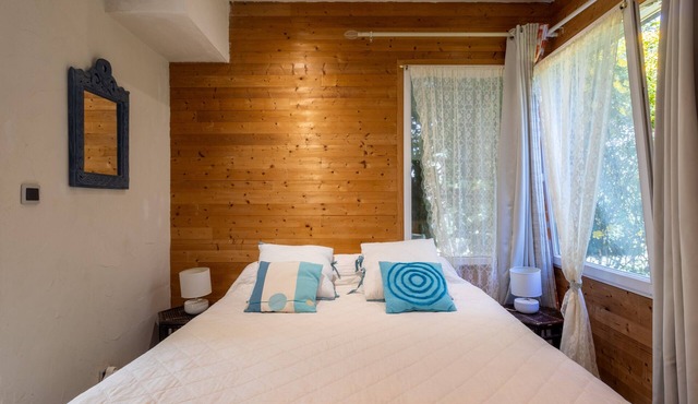 Bed and Breakfast 'Chalet Prunelle' with Shared Garden and Wi-Fi