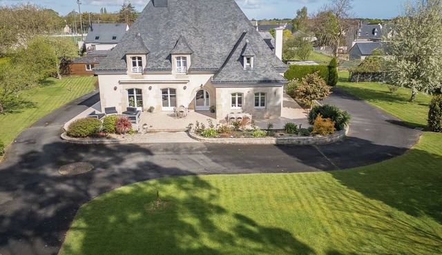 Bed and breakfast, gourmet breakfast included, with a view of the estate's park!