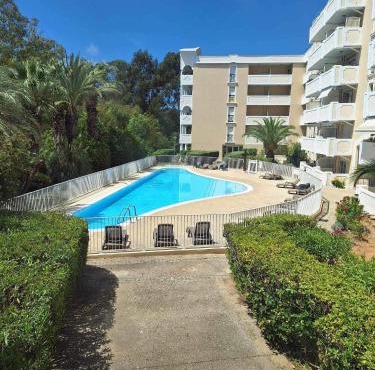 Bel appartement moderne avec piscine