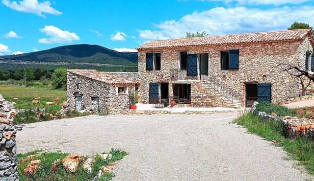 Bergerie en Pierre Dans la Campagne Provençale