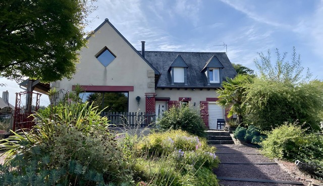 Between Saint-Malo, Dinan, Mont-Saint-Michel – 3 Bedrooms & Lounge Bedroom