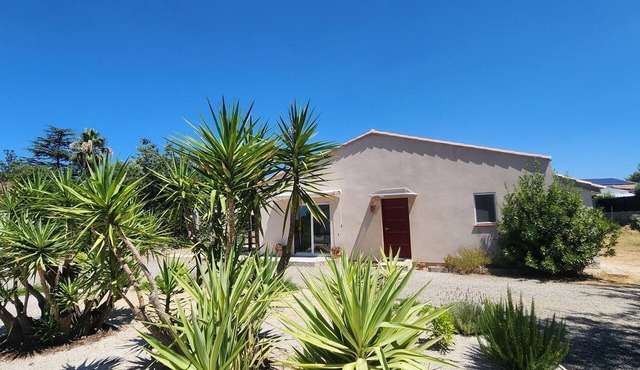 Between Vineyards & the Sea – Air-Conditioned Vacation Rental with a Garden 7 people Near Pézenas