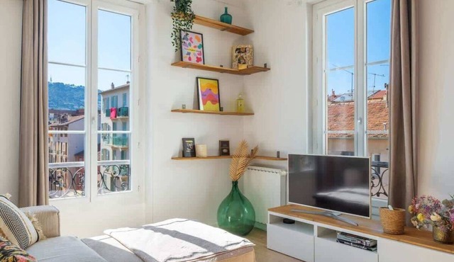Bright 2-bedroom apartment with balcony in the heart of the city