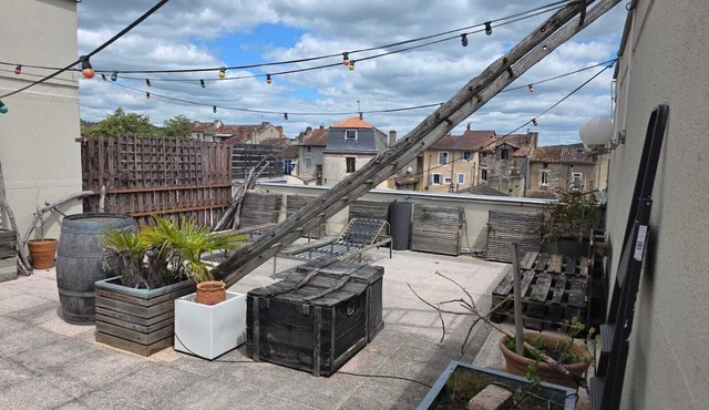 Bright, dual-aspect rooftop apartment in the heart of Cahors, with 2 bedrooms and 2 large terraces