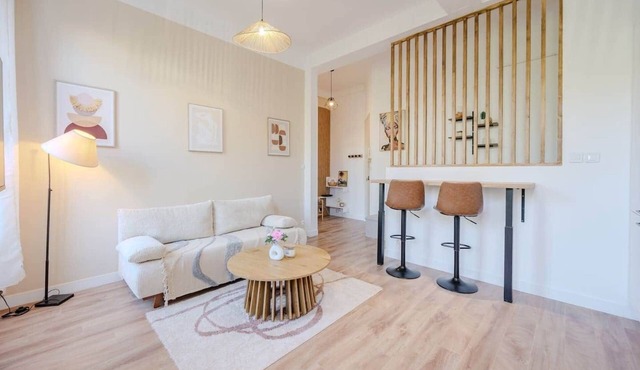 Bright, modern 2-bedroom in city center