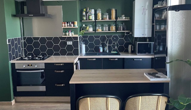 Bright one-bedroom apartment with a balcony - Arènes (subway, tram)