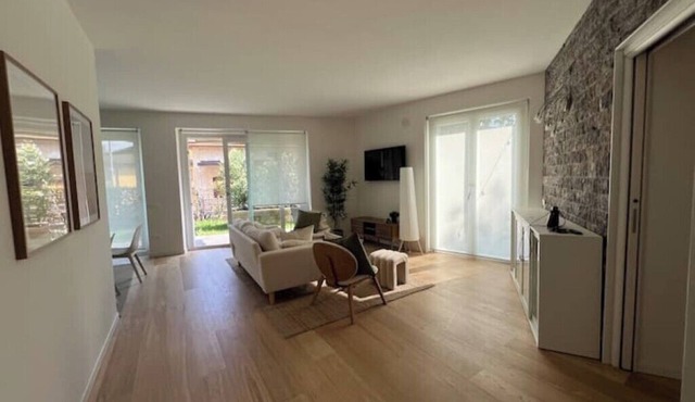 Bright three-room apartment with garden