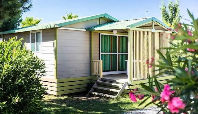 Cabin | Comfort | 3 bedrooms | Sleeps 6 | Raised deck | A/C