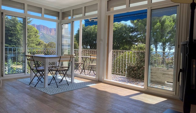 Cassis - lovely apartment very bright, downtown, sea and castle